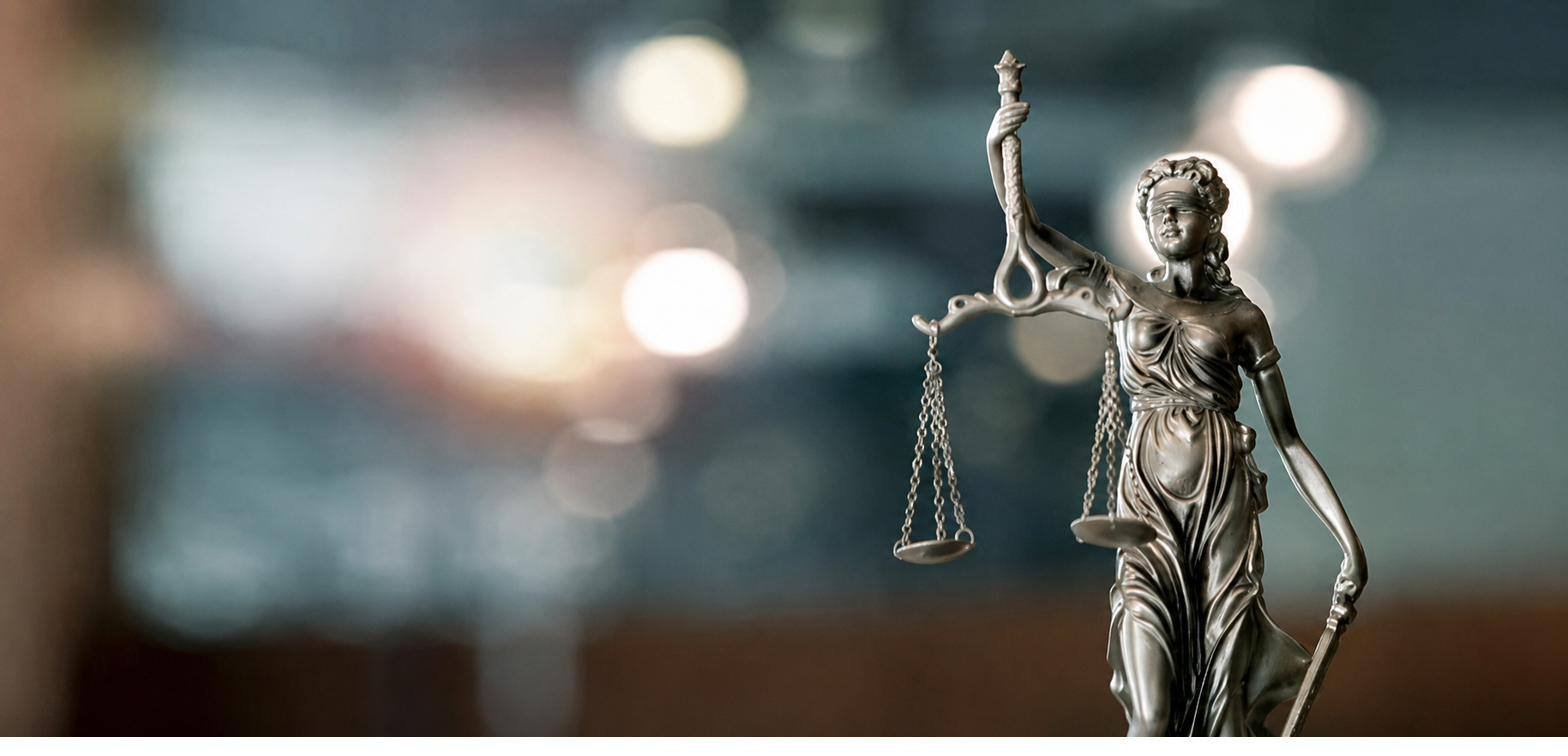 Estatua de la Justicia con la balanza
